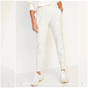 New, no tags Old Navy Active cream high waist jogger in 7/8 length, size Small